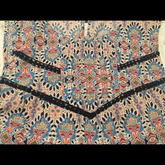 Patterned thick strap tank top. - Picture 2 of 3